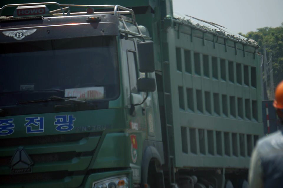 Hàng loạt xe tải 'hổ vồ' vượt chốt CSGT vùng ven phía Tây Hà Nội ảnh 3