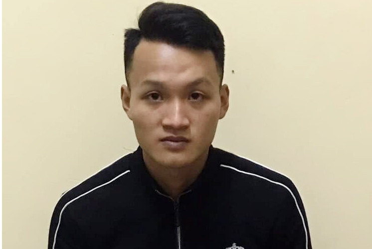 Tạm giữ hình sự tài xế taxi hất tung CSGT lên nắp capo rồi bỏ chạy ảnh 1