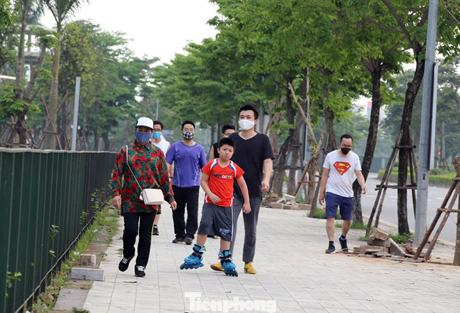 Trước ngày hết cách ly xã hội, người dân đổ ra công viên bất chấp lệnh cấm ảnh 2