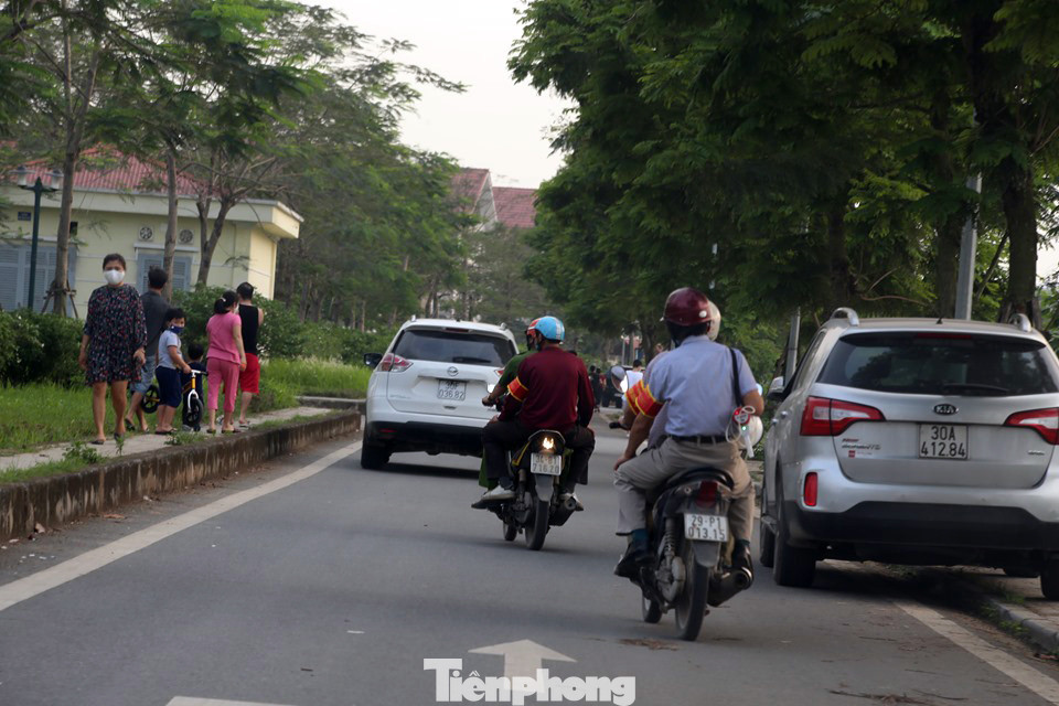 Trước ngày hết cách ly xã hội, người dân đổ ra công viên bất chấp lệnh cấm ảnh 10