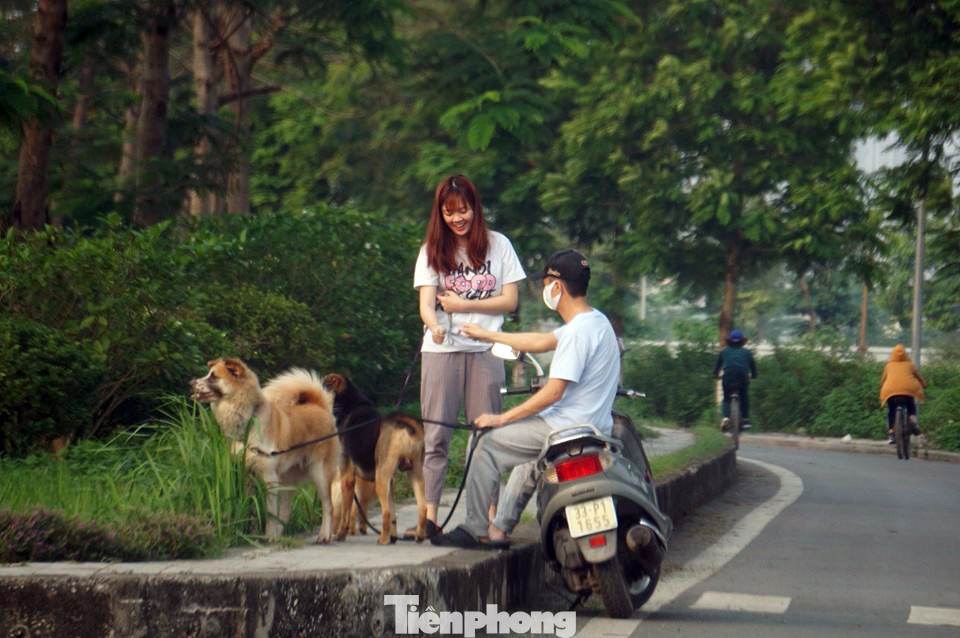 Trước ngày hết cách ly xã hội, người dân đổ ra công viên bất chấp lệnh cấm ảnh 3