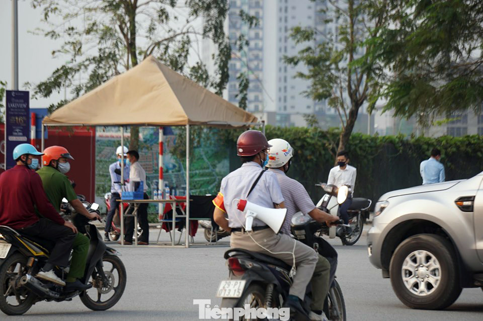 Trước ngày hết cách ly xã hội, người dân đổ ra công viên bất chấp lệnh cấm ảnh 9