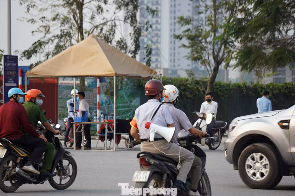 Trước ngày hết cách ly xã hội, người dân đổ ra công viên bất chấp lệnh cấm ảnh 9