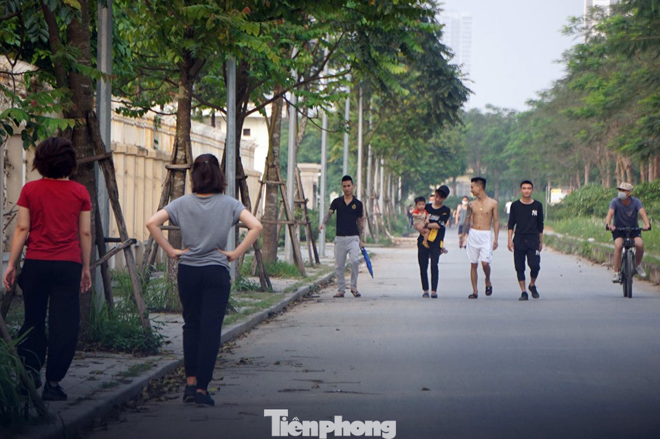 Trước ngày hết cách ly xã hội, người dân đổ ra công viên bất chấp lệnh cấm ảnh 4