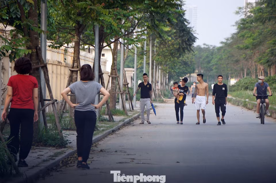 Trước ngày hết cách ly xã hội, người dân đổ ra công viên bất chấp lệnh cấm ảnh 4