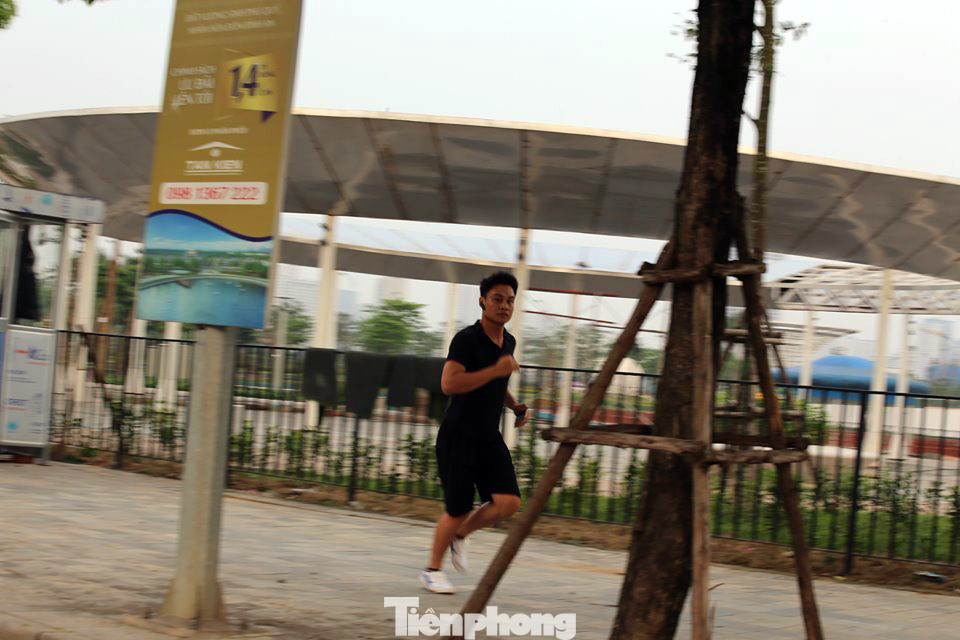 Trước ngày hết cách ly xã hội, người dân đổ ra công viên bất chấp lệnh cấm ảnh 6