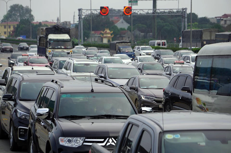 Cao tốc Pháp Vân tê liệt sau kỳ nghỉ lễ dài ngày ảnh 2