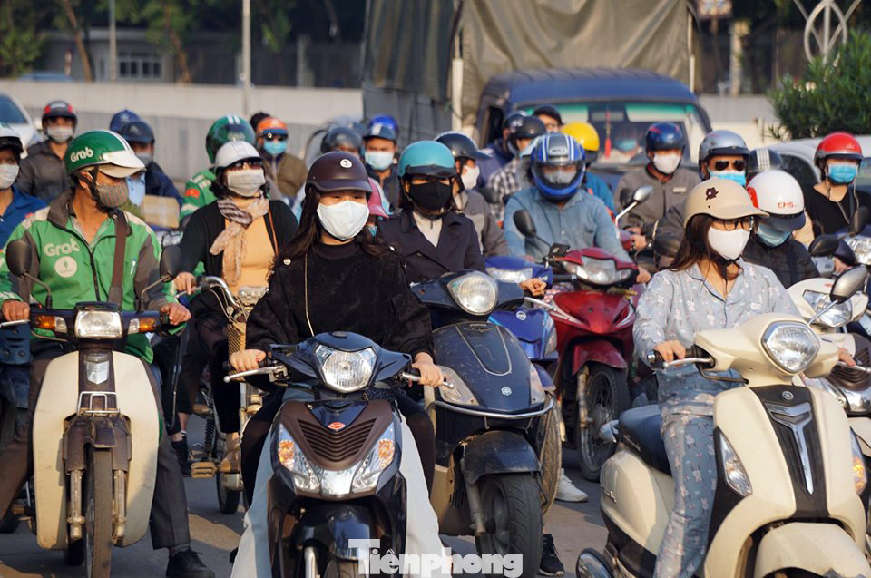 Phố phường Hà Nội nhộn nhịp trở lại trước ngày hết cách ly xã hội ảnh 8