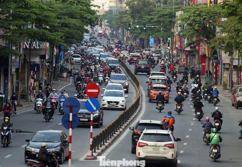 Phố phường Hà Nội nhộn nhịp trở lại trước ngày hết cách ly xã hội ảnh 7