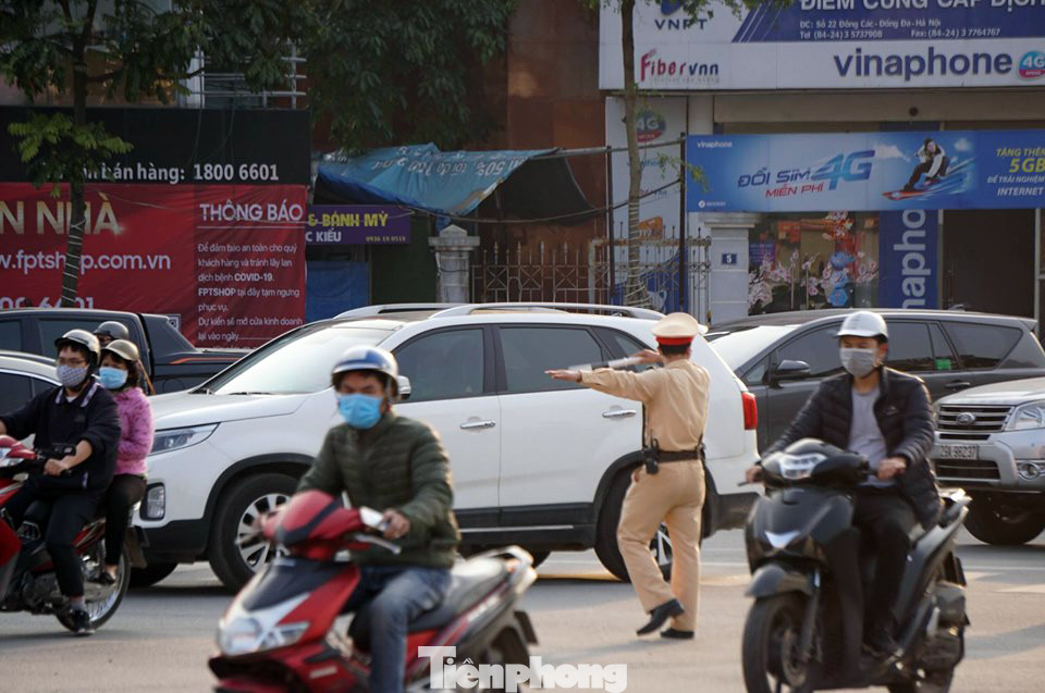 Phố phường Hà Nội nhộn nhịp trở lại trước ngày hết cách ly xã hội ảnh 5