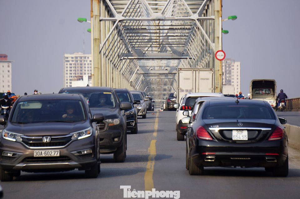 Phố phường Hà Nội nhộn nhịp trở lại trước ngày hết cách ly xã hội ảnh 4