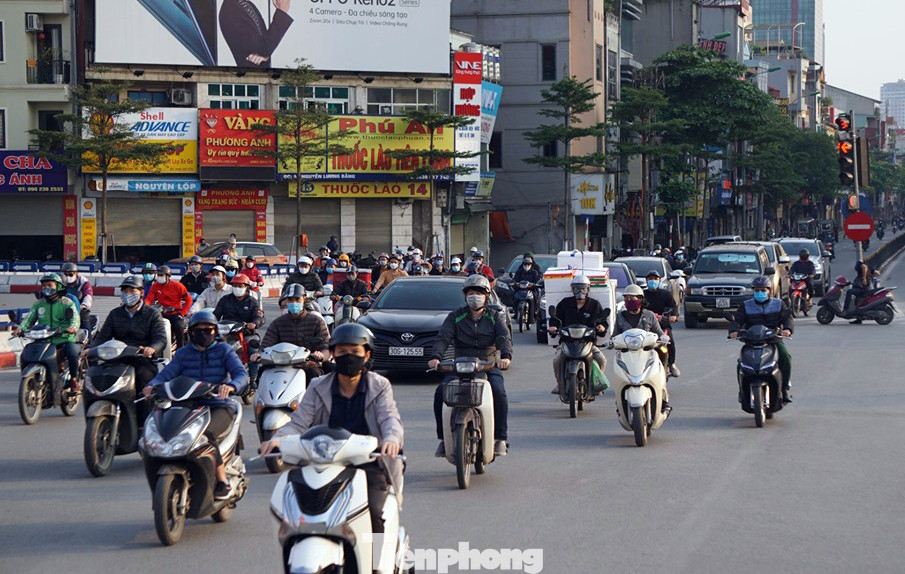 Phố phường Hà Nội nhộn nhịp trở lại trước ngày hết cách ly xã hội ảnh 2