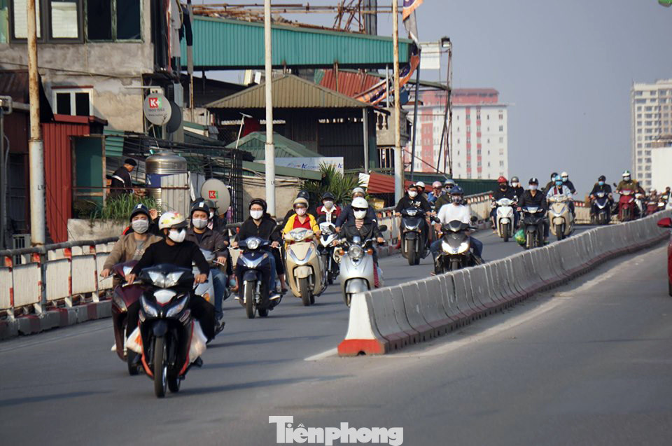 Phố phường Hà Nội nhộn nhịp trở lại trước ngày hết cách ly xã hội ảnh 3