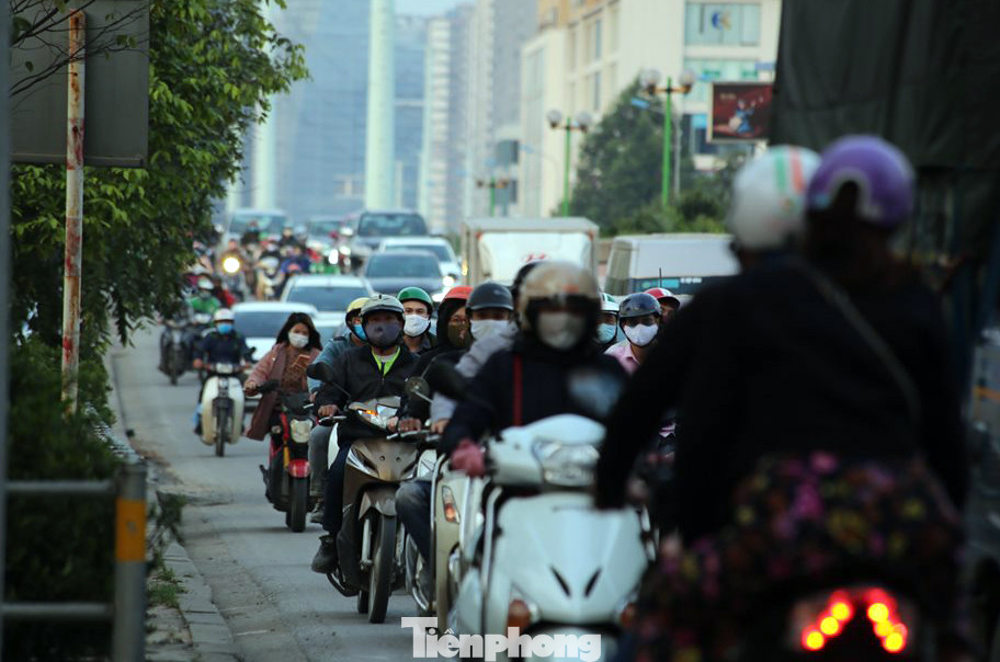 Phố phường Hà Nội nhộn nhịp trở lại trước ngày hết cách ly xã hội ảnh 9