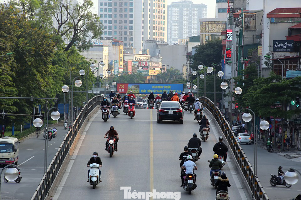 Phố phường Hà Nội nhộn nhịp trở lại trước ngày hết cách ly xã hội ảnh 6