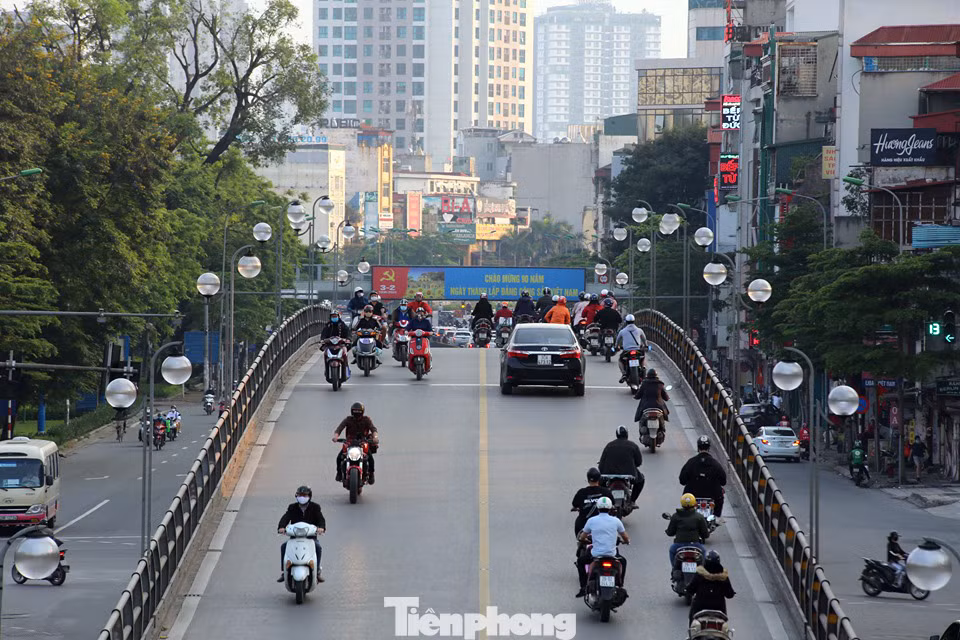 Phố phường Hà Nội nhộn nhịp trở lại trước ngày hết cách ly xã hội ảnh 6