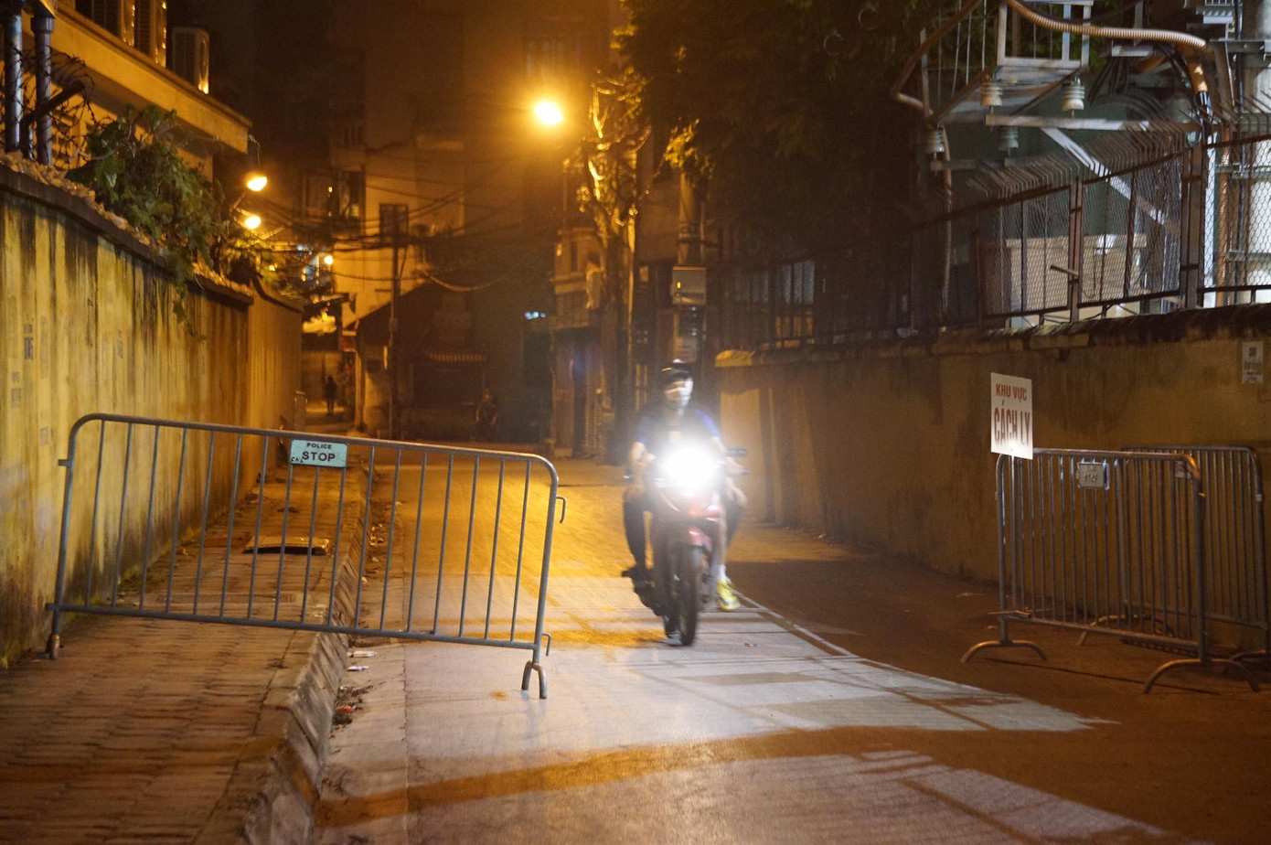 Có ca mắc COVID-19, bệnh viện E Hà Nội phong tỏa ra vào ngay trong đêm ảnh 19