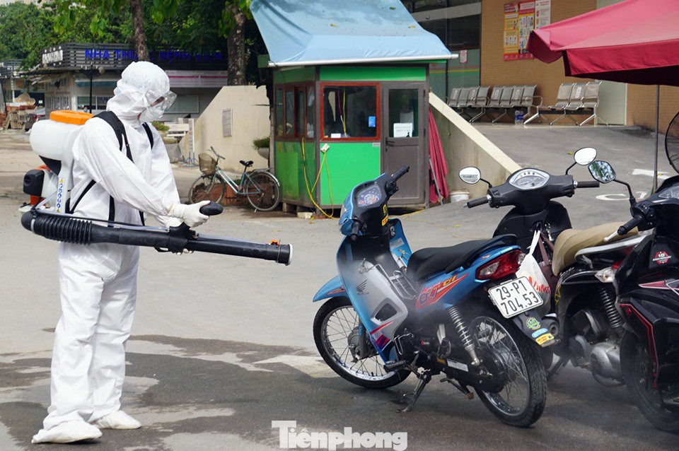 Công an siết chặt an ninh tại Bệnh viện E sau ca mắc COVID-19 ảnh 4