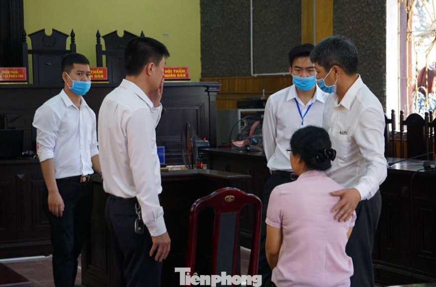 Hai phụ huynh đưa hối lộ nâng điểm được trả tự do tại tòa ảnh 4