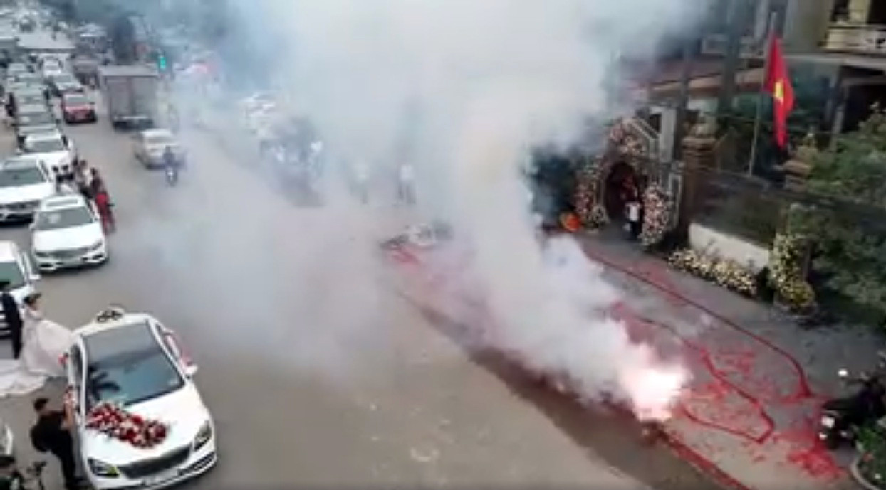 Điều tra vụ pháo nổ đỏ đường trong đám cưới ở Hà Nội ảnh 1