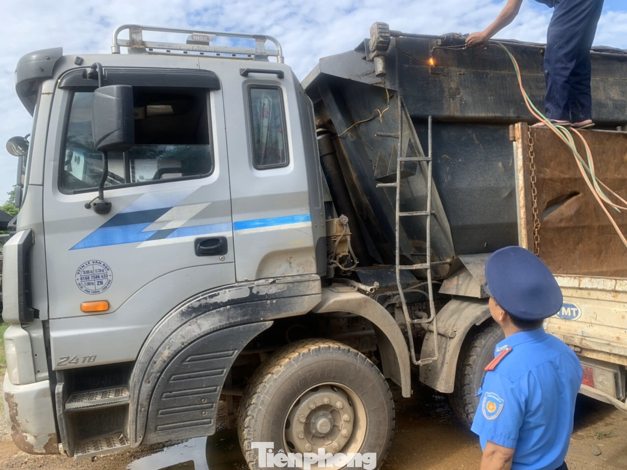 Tóm gọn hàng loạt xe 'hổ vồ' quá tải trên đường mòn Hồ Chí Minh ảnh 8