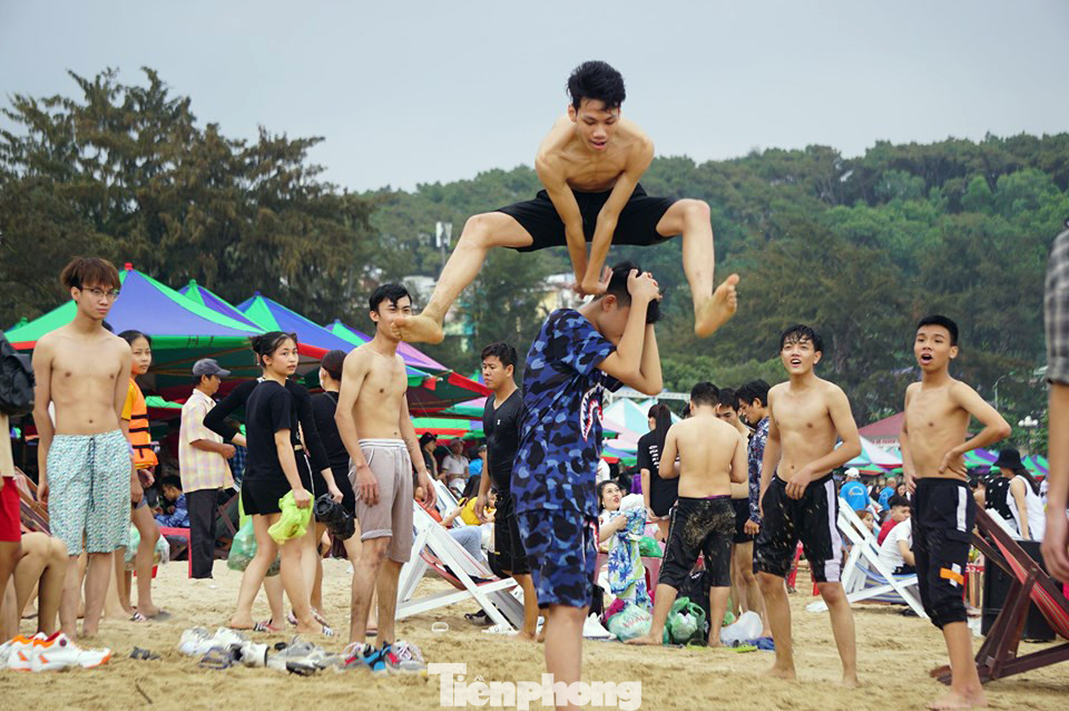 Nắng nóng cuối tuần sau nghỉ lễ, bãi biển Đồ Sơn thất thủ ảnh 5