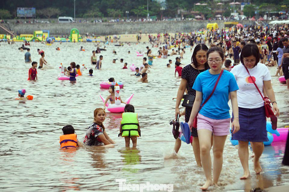 Nắng nóng cuối tuần sau nghỉ lễ, bãi biển Đồ Sơn thất thủ ảnh 3