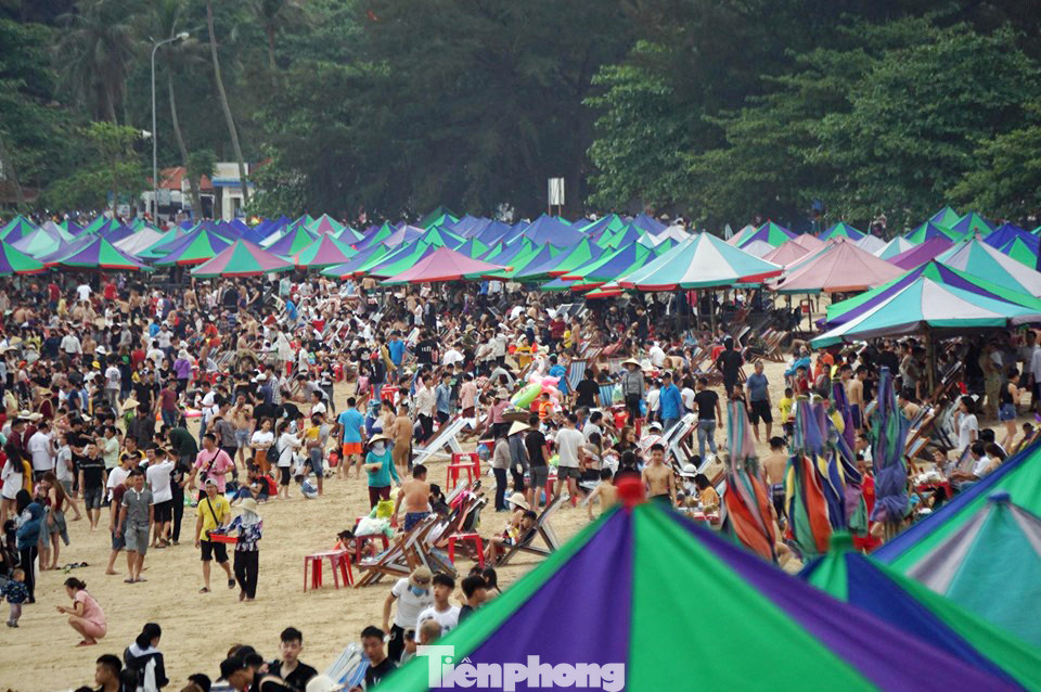 Nắng nóng cuối tuần sau nghỉ lễ, bãi biển Đồ Sơn thất thủ ảnh 2