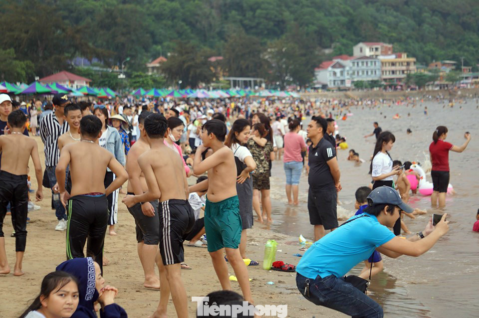 Nắng nóng cuối tuần sau nghỉ lễ, bãi biển Đồ Sơn thất thủ ảnh 4
