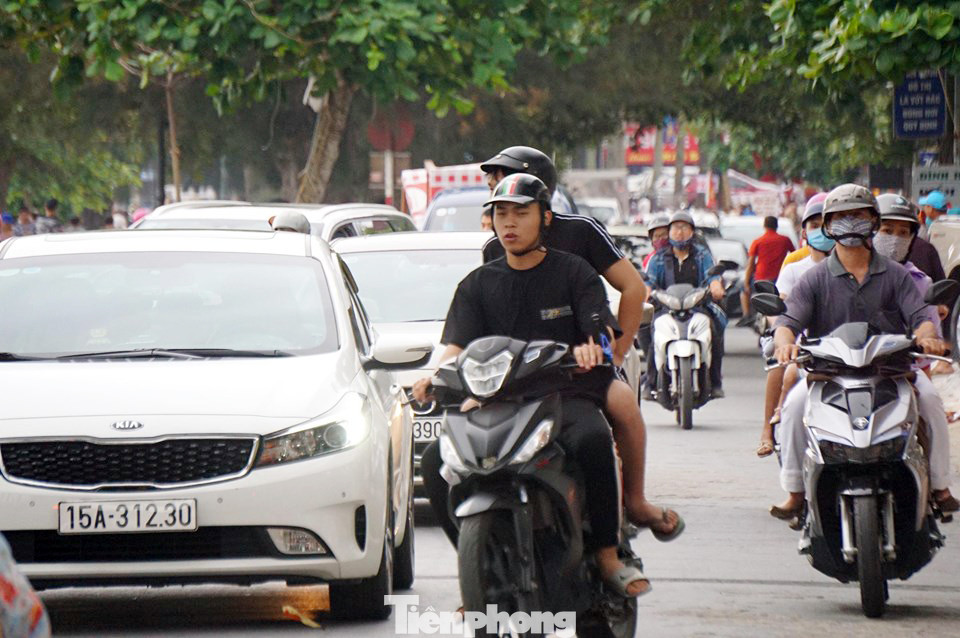 Nắng nóng cuối tuần sau nghỉ lễ, bãi biển Đồ Sơn thất thủ ảnh 7