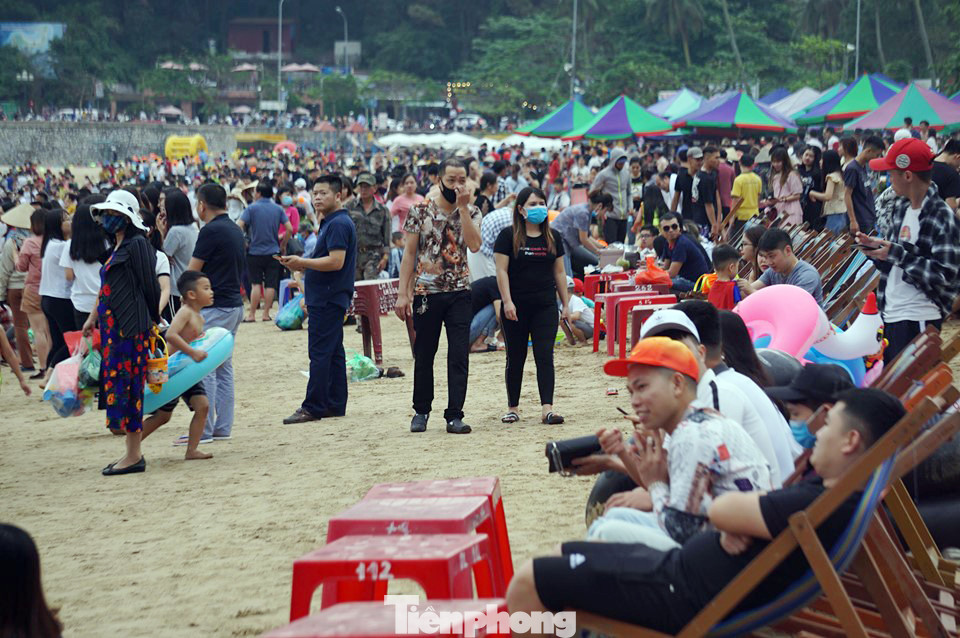 Nắng nóng cuối tuần sau nghỉ lễ, bãi biển Đồ Sơn thất thủ ảnh 6