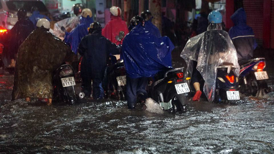 Nhiều tuyến phố ở Hải Phòng ‘hoá thành sông’ ảnh 5