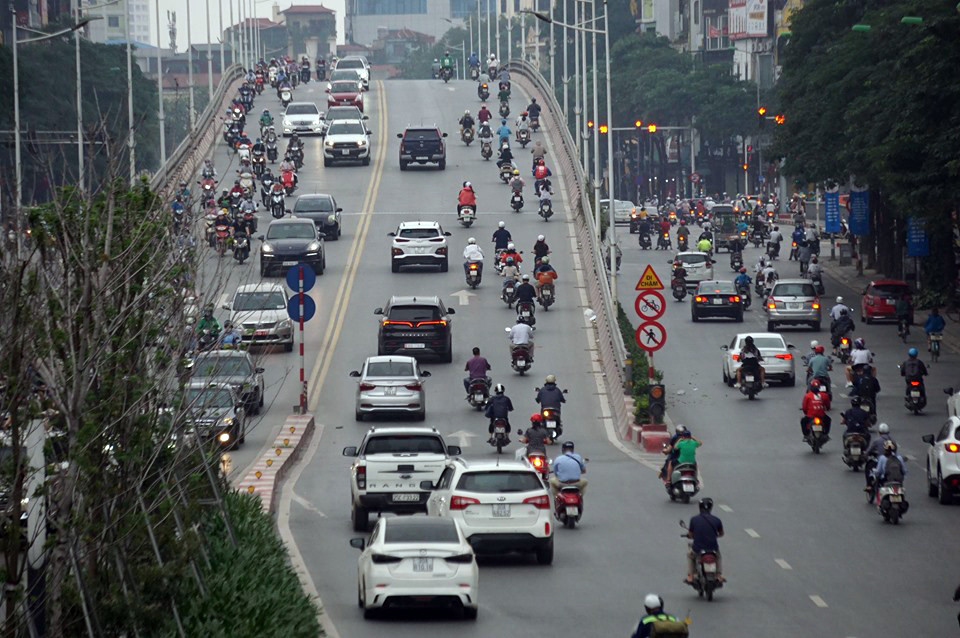 Hà Nội đã tắc đường dù chưa hết 'cách ly xã hội' ảnh 12