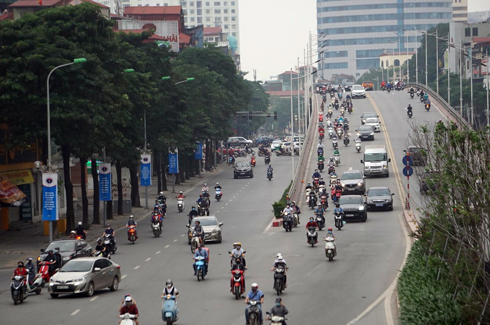 Hà Nội đã tắc đường dù chưa hết 'cách ly xã hội' ảnh 9