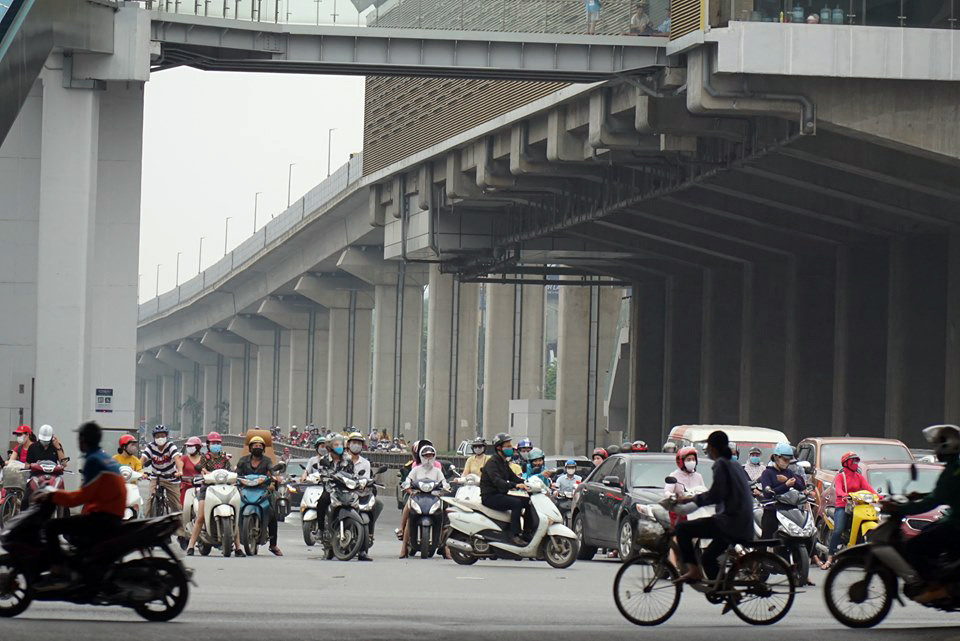 Hà Nội đã tắc đường dù chưa hết 'cách ly xã hội' ảnh 15