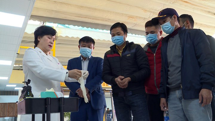 Xe khách trang bị cồn rửa tay, khẩu trang cho khách phòng dịch corona ảnh 2