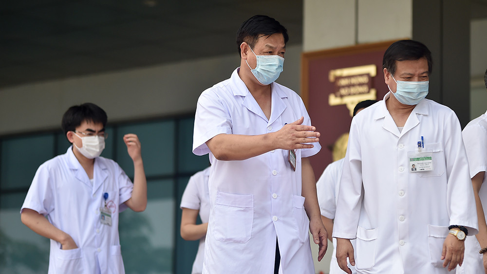 Nhiều ca mắc COVID-19 'đặc biệt' được điều trị khỏi xuất viện ảnh 2