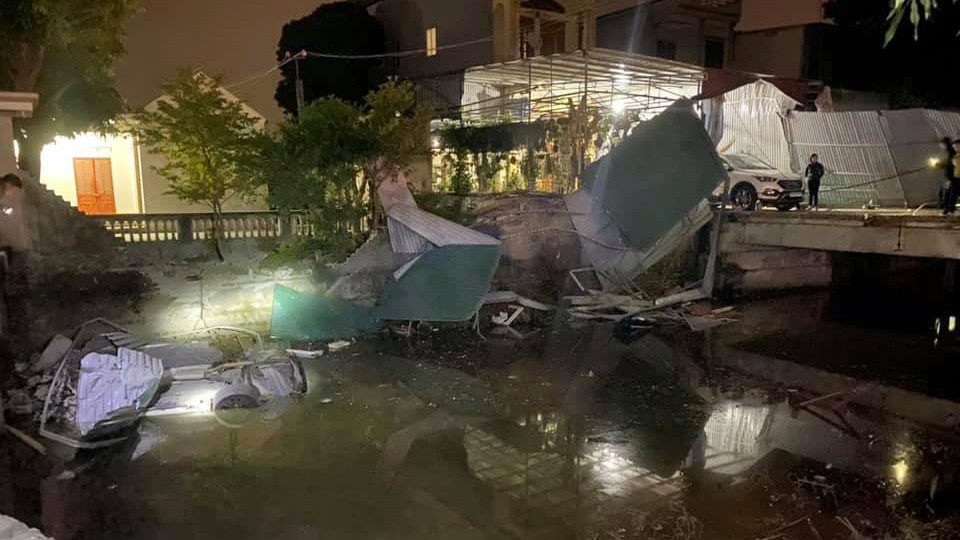 Mercedes lao xuống kênh, nam tài xế tử vong ảnh 1