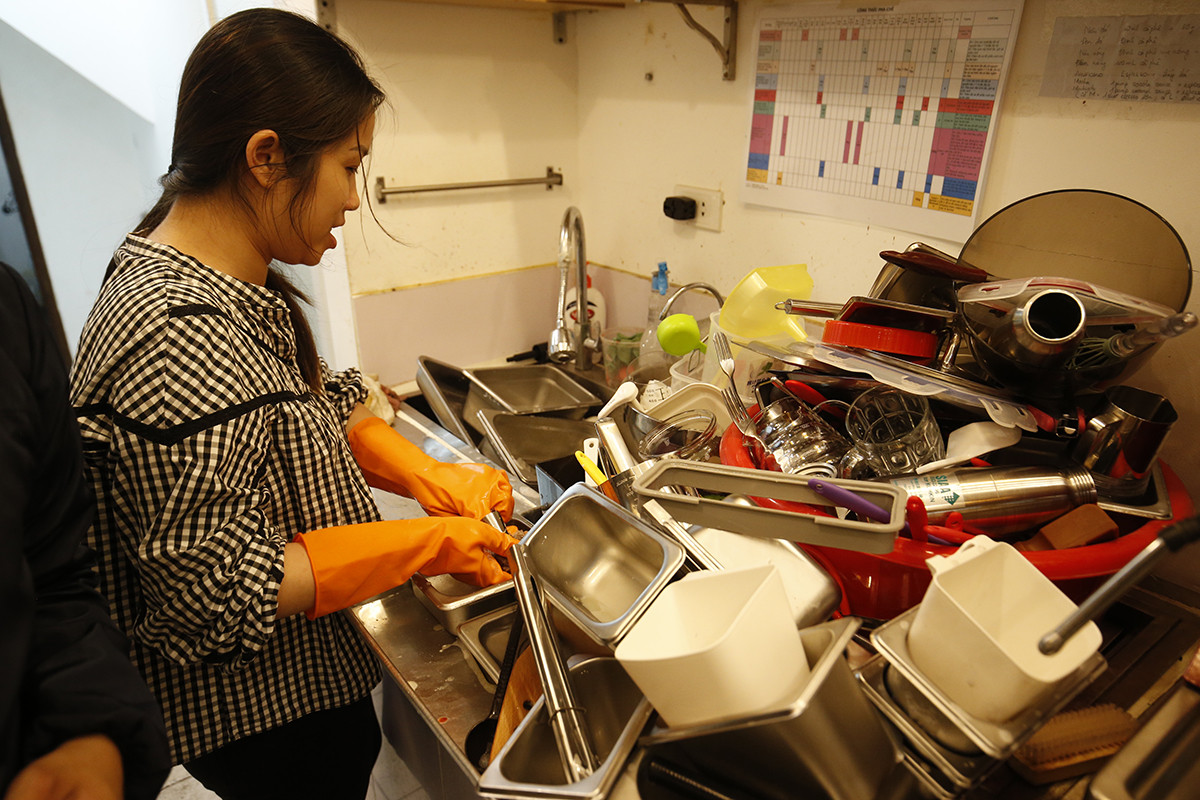 Nhiều người dọn dẹp cửa hàng lúc đêm khuya sau lệnh dừng cách ly ảnh 11