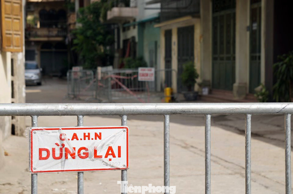 Công an siết chặt an ninh tại Bệnh viện E sau ca mắc COVID-19 ảnh 11