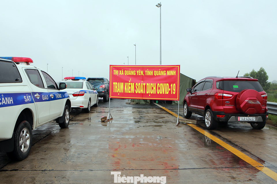 CSGT phối hợp liên ngành kiểm tra thân nhiệt tài xế trên cao tốc ảnh 7