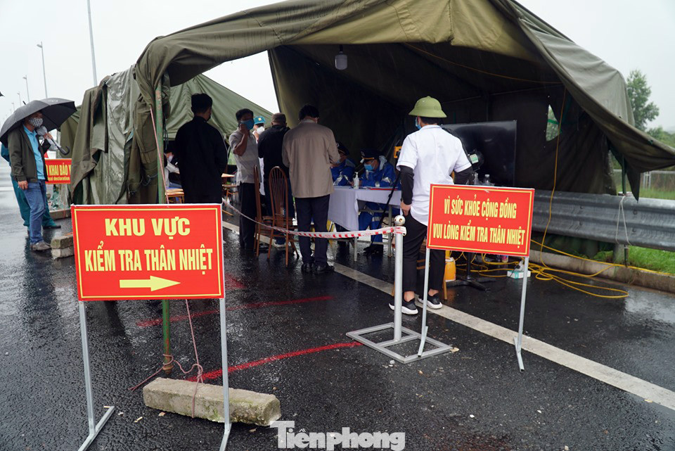 CSGT phối hợp liên ngành kiểm tra thân nhiệt tài xế trên cao tốc ảnh 6