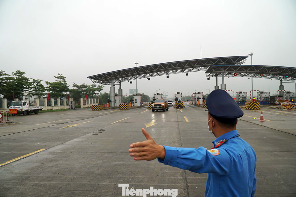 CSGT phối hợp liên ngành kiểm tra thân nhiệt tài xế trên cao tốc ảnh 2