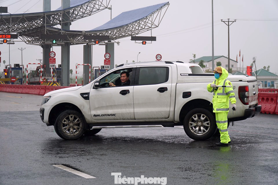 CSGT phối hợp liên ngành kiểm tra thân nhiệt tài xế trên cao tốc ảnh 9