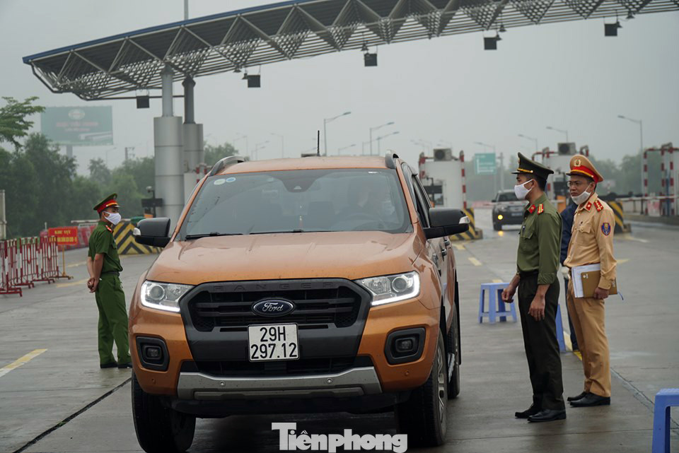 CSGT phối hợp liên ngành kiểm tra thân nhiệt tài xế trên cao tốc ảnh 3