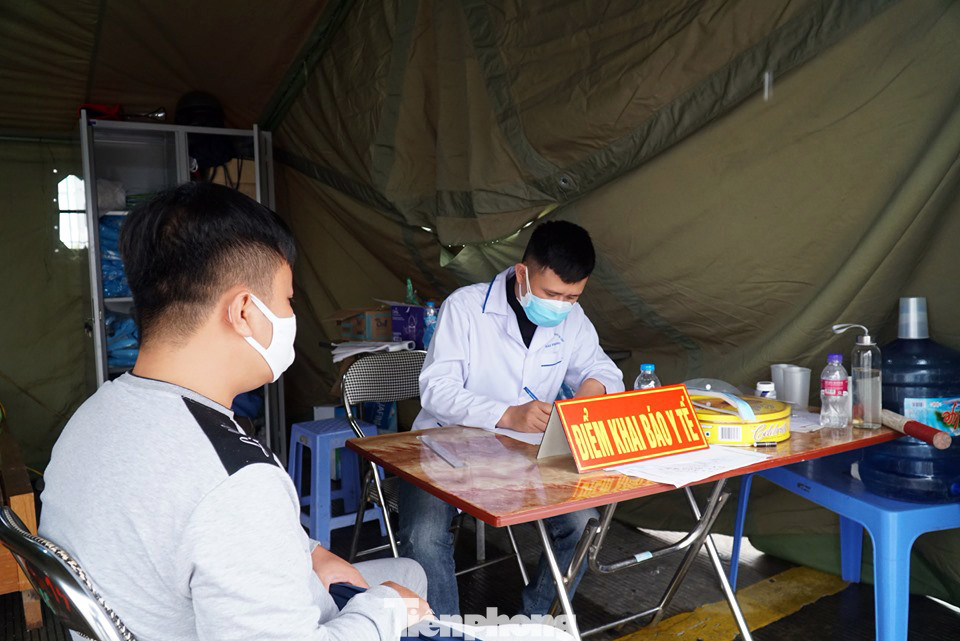 CSGT phối hợp liên ngành kiểm tra thân nhiệt tài xế trên cao tốc ảnh 8