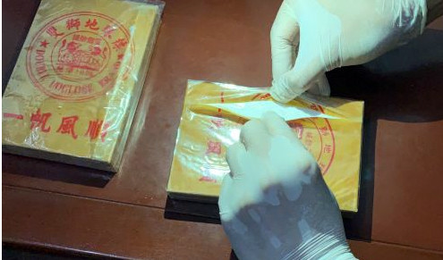 Gặp CSGT trên cao tốc, nữ quái tự khai mang theo 2 bánh heroin ảnh 1