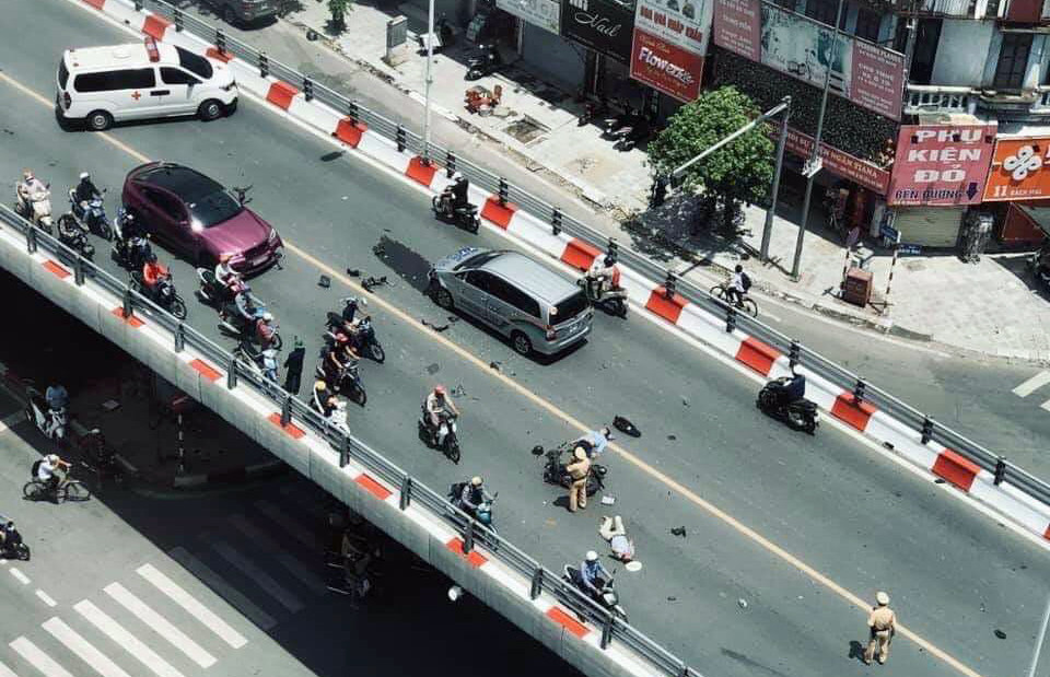 Tai nạn liên hoàn trên cầu vượt giữa trưa nắng, 2 thanh niên nhập viện ảnh 1