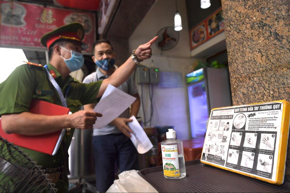Ngày đầu thực hiện giãn cách trong quán cà phê, nhà hàng ở Hà Nội ảnh 9