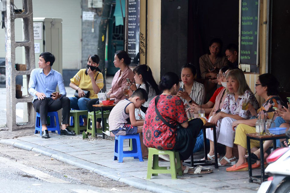 Ngày đầu thực hiện giãn cách trong quán cà phê, nhà hàng ở Hà Nội ảnh 8